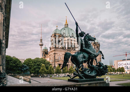 Berlin, Deutschland. 27. Juni 2016. Der Berliner Dom, Fernsehturm und das alte Museum, 27. Juni 2016. Foto: picture Alliance/Robert Schlesinger | weltweite Nutzung/Dpa/Alamy Live-Nachrichten Stockfoto