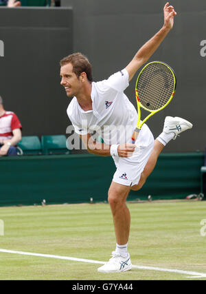 London, UK. 28. Juni 2016. Wimbledon Tennis Championships Tag zwei. Nummer 7 Samen dient Richard Gasquet (FRA) in seinem Match gegen Aljaz Bedene (GBR). Bildnachweis: Action Plus Sport Bilder/Alamy Live News Stockfoto