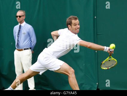 London, UK. 28. Juni 2016. Wimbledon Tennis Championships Tag zwei. Nummer 7 Samen, trifft Richard Gasquet (FRA) eine Rückhand während seiner Einzel-Match gegen Aljaz Bedene (GBR). Bildnachweis: Action Plus Sport Bilder/Alamy Live News Stockfoto