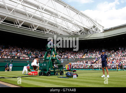 London, UK. 28. Juni 2016. Wimbledon Tennis Championships Tag zwei. Eine Gesamtansicht der Centre Court im All England Club, Wimbledon während der diesjährigen Meisterschaften. Bildnachweis: Action Plus Sport Bilder/Alamy Live News Stockfoto