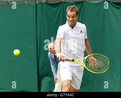 London, UK. 28. Juni 2016. Wimbledon Tennis Championships Tag zwei. Nummer 7 Samen, trifft Richard Gasquet (FRA) eine Rückhand während seiner Einzel-Match gegen Aljaz Bedene (GBR). Bildnachweis: Action Plus Sport Bilder/Alamy Live News Stockfoto