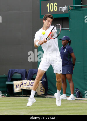 London, UK. 28. Juni 2016. Wimbledon Tennis Championships Tag zwei. Aljaz Bedene (GBR) trifft eine Rückhand während seiner Einzel-Match gegen die Nummer 7 gesetzte, Richard Gasquet (FRA). Bildnachweis: Action Plus Sport Bilder/Alamy Live News Stockfoto