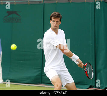 London, UK. 28. Juni 2016. Wimbledon Tennis Championships Tag zwei.  Aljaz Bedene (GBR) trifft eine Rückhand während seiner Einzel-Match gegen die Nummer 7 gesetzte, Richard Gasquet (FRA). Bildnachweis: Action Plus Sport Bilder/Alamy Live News Stockfoto