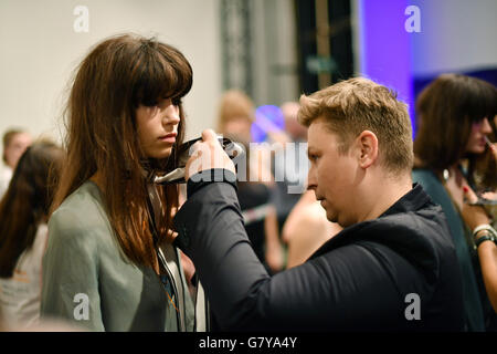 Berlin, Deutschland. 28. Juni 2016. Mode-Designer Dawid Tomaszewski Vorbereitung eines Modells backstage bei der Präsentation seiner Frühjahr/Sommer 2017 Sammlung während der Mercedes-Benz Fashion Week in Berlin, Deutschland, 28. Juni 2016. Foto: JENS KALAENE/Dpa/Alamy Live News Stockfoto