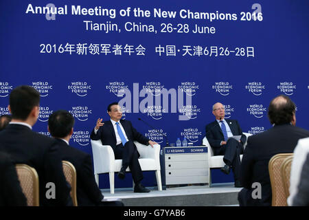 Tianjin, China. 28. Juni 2016. Der chinesische Ministerpräsident Li Keqiang (L, hinten) führt Gespräche mit Führungskräften, die Teilnahme an der Jahrestagung der neuen Champions-2016 oder Sommer Forum von Davos, in Tianjin, Nord-China, 28. Juni 2016. © Pang Xinglei/Xinhua/Alamy Live-Nachrichten Stockfoto