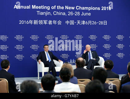 Tianjin, China. 28. Juni 2016. Der chinesische Ministerpräsident Li Keqiang (L, hinten) führt Gespräche mit Führungskräften, die Teilnahme an der Jahrestagung der neuen Champions-2016 oder Sommer Forum von Davos, in Tianjin, Nord-China, 28. Juni 2016. © Pang Xinglei/Xinhua/Alamy Live-Nachrichten Stockfoto