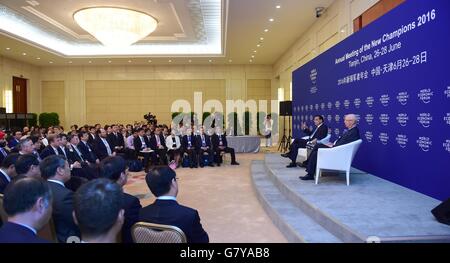 Tianjin, China. 28. Juni 2016. Der chinesische Ministerpräsident Li Keqiang (2. R) führt Gespräche mit Führungskräften, die Teilnahme an der Jahrestagung der neuen Champions-2016 oder Sommer Forum von Davos, in Tianjin, Nord-China, 28. Juni 2016. © Zhang Duo/Xinhua/Alamy Live-Nachrichten Stockfoto