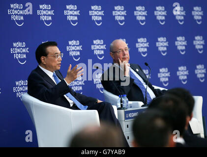 Tianjin, China. 28. Juni 2016. Chinesischer Premier Li Keqiang (L) führt Gespräche mit Führungskräften, die Teilnahme an der Jahrestagung der neuen Champions-2016 oder Sommer Forum von Davos, in Tianjin, Nord-China, 28. Juni 2016. © Pang Xinglei/Xinhua/Alamy Live-Nachrichten Stockfoto