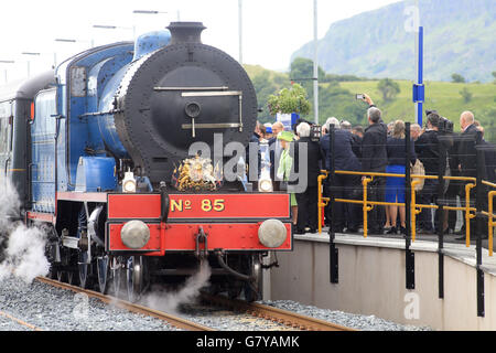 Bellarena, Nordirland, Vereinigtes Königreich. 28. Juni 2016. Die britische Königin Elizabeth II und Prinz Philip, Duke of Edinburgh Lächeln während des Chats an die Crew des Dampfs Lokomotive Nr. 85-Merlin, nachdem sie einen neuen Bahnhof in Bellarena, County Derry, Nordirland, Dienstag, 28. Juni 2016 eröffnet. Der VIP-Zug wurde von Railway Preservation Society von Irland (RPSI) und nationalen Museen Nordirland (NMNI) zur Verfügung gestellt und von Northern Ireland Railways betrieben. Bildnachweis: Irische Auge/Alamy Live-Nachrichten Stockfoto