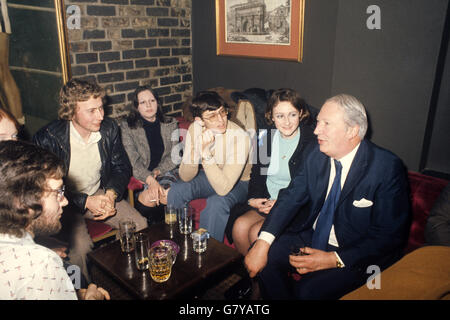 Edward Heath spricht mit den jungen Konservativen in seinem Wahlkreis Sidcup am Vorabend der Parlamentswahl. Stockfoto