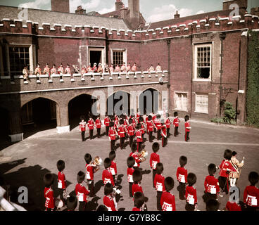 Die Verkündigung des Krönungsdatums von Königin Elisabeth II. Wird vom Balkon des Friary Court, St. James's Palace, von Garter King of Arms Sir George Bellew gelesen. Stockfoto