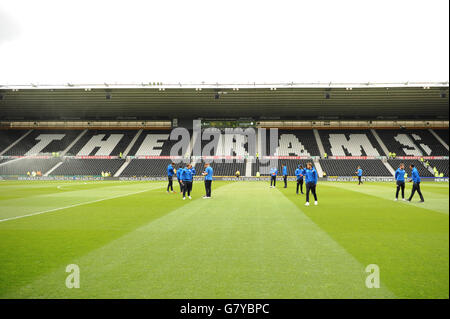 Fußball - Sky Bet Championship - Derby County / Reading - iPro Stadium. Die Spieler von Reading inspizieren das Spielfeld Stockfoto