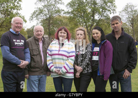 (Von links nach rechts) Peter Lawrence (Vater von Claudia Lawrence), Peter Boxell (Vater von Lee Boxell), Coral Jones (Mutter von April Jones), Rachel Edwards (Schwester von Richard Edwards), Jo Youle (CEO von Missing People) und Paul Jones (Vater von April Jones) Stellen Sie sich gemeinsam vor dem jährlichen Run der Vermissten auf Clapham Common, London, ein Bild vor. Stockfoto