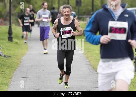 Paul Jones (Vater des vermissten April Jones) nimmt am jährlichen 10-km-Lauf der Vermissten am Clapham Common, London, Großbritannien, Teil. Stockfoto