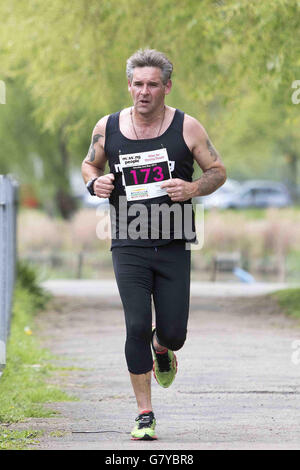 Paul Jones (Vater des vermissten April Jones) nimmt am jährlichen 10-km-Lauf der Vermissten am Clapham Common, London, Großbritannien, Teil. Stockfoto