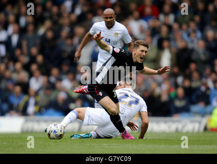 Fußball - Sky Bet Championship - Leeds United / Rotherham United - Elland Road. Richie Smallwood von Rotherham wird von Alex Mowatt von Leeds United während des Sky Bet Championship-Spiels in der Elland Road, Leeds, angegangen. Stockfoto