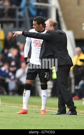 Steve McClaren, der Manager von Derby County (rechts), spricht mit Derby County Tom Ince (links) während einer Spielpause Stockfoto