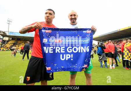 Fußball - Sky Bet Championship - Watford gegen Sheffield Mittwoch - Vicarage Road. Troy Deeney (links) und Heurelho Gomes von Watford feiern die Beförderung während des Spiels der Sky Bet Championship in der Vicarage Road, Watford. Stockfoto