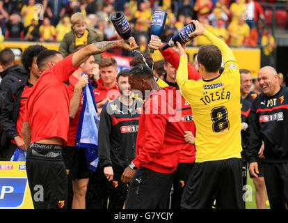 Fußball - Sky Bet Championship - Watford gegen Sheffield Mittwoch - Vicarage Road. Watfords Lloyd Doyley ist in Champagner getaucht, als sie während des Sky Bet Championship-Spiels in der Vicarage Road, Watford, die Beförderung feiern. Stockfoto