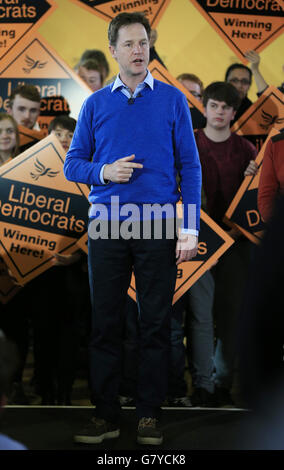 Parlamentswahlen im Wahlkampf 2015 - 2. Mai. Nick Clegg nimmt an einer Wahlkampfveranstaltung in der Banner Cross Methodist Church, Sheffield, Teil. Stockfoto