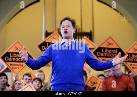 Nick Clegg nimmt an einer Wahlkampfveranstaltung in der Banner Cross Methodist Church, Sheffield, Teil. Stockfoto