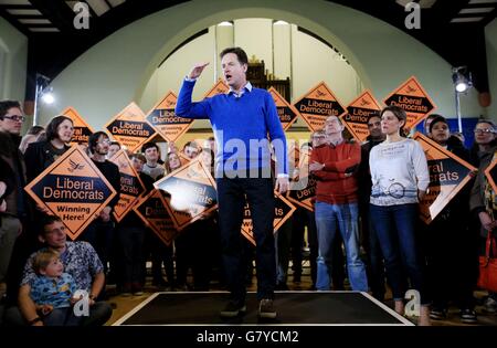 Nick Clegg (Mitte) nimmt an einer Wahlkampfveranstaltung in der Banner Cross Methodist Church, Sheffield, Teil. Stockfoto