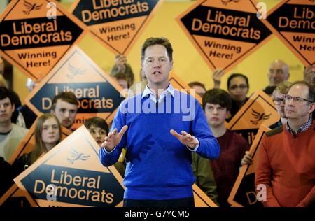 Nick Clegg nimmt an einer Wahlkampfveranstaltung in der Banner Cross Methodist Church, Sheffield, Teil. Stockfoto