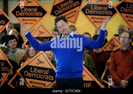 Nick Clegg nimmt an einer Wahlkampfveranstaltung in der Banner Cross Methodist Church, Sheffield, Teil. Stockfoto
