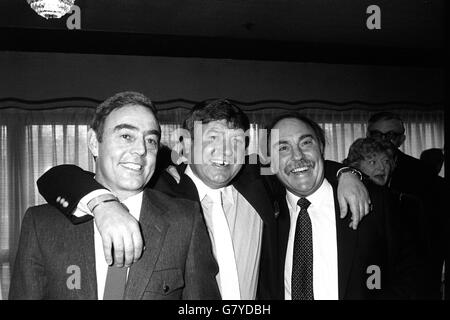 Der Komiker Jimmy Tarbuck im Variety Club of Great Britain vergibt ein Mittagessen im Hilton Hotel, London, als er 1985 zum Showbusiness-Persönlichkeiten ernannt wurde. Er steht neben Ian St John (l) und Jimmy Greaves, den Fußballexperten, die für ihre "herausragenden Leistungen" im Fernsehen besondere Auszeichnungen erhalten haben. Stockfoto