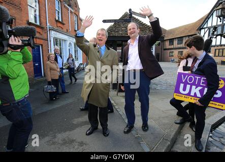 UKIP-Führer Nigel Farage (Mitte links) wird von Douglas Carswell (Mitte rechts) Ukip-Parlamentskandidat für Clacton unterstützt, während er während eines Spaziergangs in Sandwich, Kent, um Unterstützung nachgeht, während er seine Kampagne für den Thanet-Südsitz bei den Parlamentswahlen fortsetzt. Stockfoto