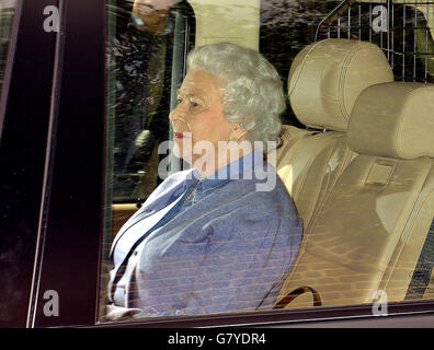 Königin Elizabeth II. Sitzt auf dem Rücksitz eines Range Rover, als sie den Kensington Palace verlässt, nachdem sie ihre Urenkelin Prinzessin Charlotte von Cambridge getroffen hat, die am Samstag im St. Mary's Hospital in Paddington West London geboren wurde. Stockfoto