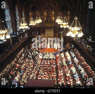 Königin Elizabeth II. Hält eine Rede, als sie das Parlament im Oberhaus eröffnet. Neben der Queen befindet sich der Herzog von Edinburgh, in der Nähe sitzen Prinz Charles und Prinzessin Anne. Stockfoto