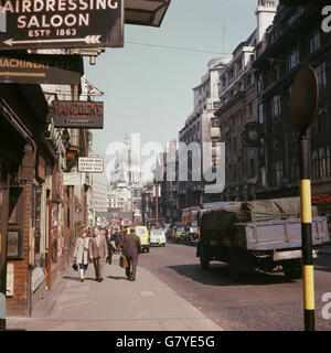 Blick auf Fleet Street mit St. Paul's Cathedral in der Ferne. Bild auf der rechten Seite ist die Pressestelle. Stockfoto