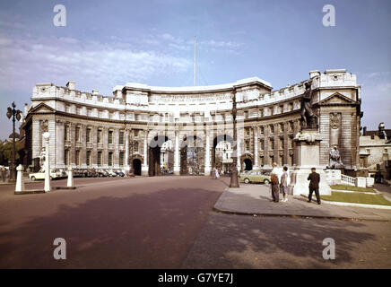 Admiralty Arch on the Mall, ein denkmalgeschütztes Gebäude. Der Bogen wurde von Sir Aston Webb entworfen, von John Mowlem & Co gebaut und 1912 fertiggestellt.[2] Er grenzt an das alte Admiralität-Gebäude, daher der Name. Das Gebäude wurde von König Edward VII in Erinnerung an seine Mutter Königin Victoria in Auftrag gegeben, obwohl er nicht leben, um seine Fertigstellung zu sehen. Stockfoto