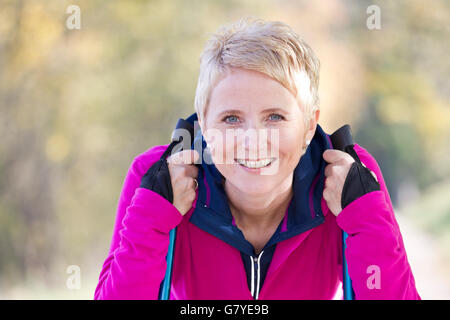 Frau macht Nordic Walking im Herbst Stockfoto