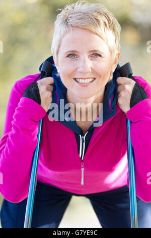 Frau macht Nordic Walking im Herbst Stockfoto