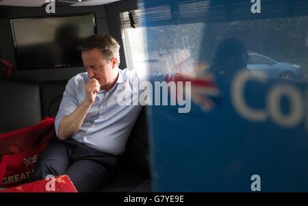 Premierminister David Cameron reist mit dem Wahlbus der Konservativen Partei durch Cornwall, während er sich auf dem Weg des Wahlkampfs für die Parlamentswahlen aufhält. Stockfoto