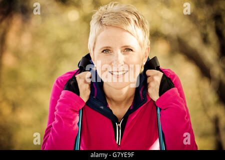 Frau macht Nordic Walking im Herbst Stockfoto