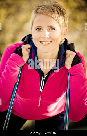 Frau macht Nordic Walking im Herbst Stockfoto