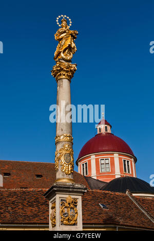 Mariensäule mit Turm der Stiftskirche in Poellau, Steiermark, Österreich, Europa Stockfoto