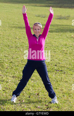 Mädchen Turnen auf dem Rasen Stockfoto