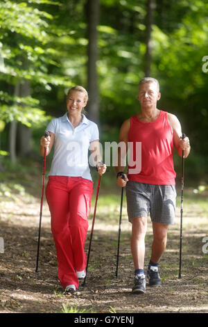 Frau, 42, und Mann, 52, Nordic Walking zu tun Stockfoto