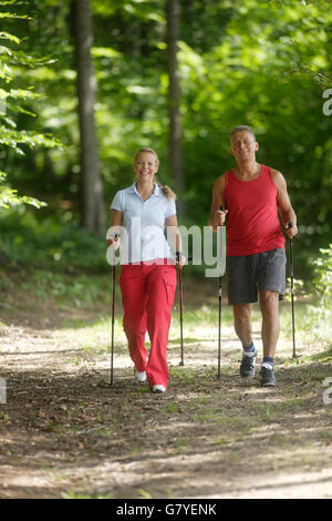 Frau, 42, und Mann, 52, Nordic Walking zu tun Stockfoto