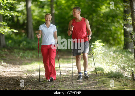 Frau, 42, und Mann, 52, Nordic Walking zu tun Stockfoto