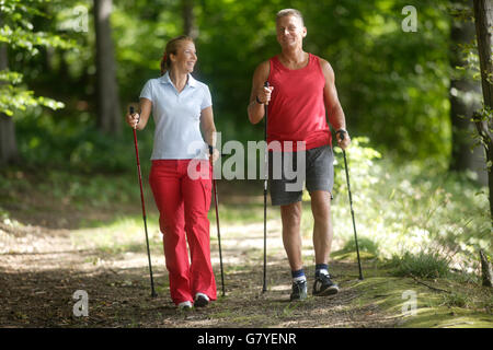 Frau, 42, und Mann, 52, Nordic Walking zu tun Stockfoto