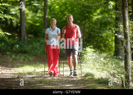 Frau, 42, und Mann, 52, Nordic Walking zu tun Stockfoto