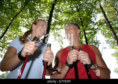 Frau, 42, und Mann, 52, Nordic Walking zu tun Stockfoto