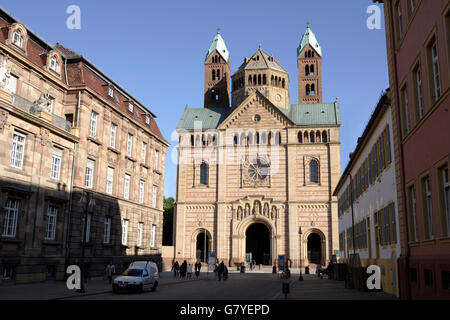 Blick vom Altpoertel Stadttor Maximilianstraße Straße entlang, Via Triumphalis, zum Speyerer Dom, Dom St. Marien und Stockfoto