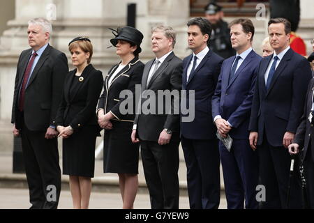 (2. Links - rechts) SNP-Vorsitzende Nicola Sturgeon, nordirische Politikerin Arlene Foster, Angus Robertson, der SNP-Vorsitzende im Unterhaus, Labour-Chef Ed Miliband, Der liberale Demokrat Nick Clegg und Premierminister David Cameron warten auf die Kränze während eines Gedenkgottesdienstes anlässlich des 70. Jahrestages des VE Day im Cenotaph in Whitehall, London. DRÜCKEN Sie VERBANDSFOTO. Bilddatum: Freitag, 8. Mai 2015. Siehe PA Story MEMORIAL VEDay. Bildnachweis sollte lauten: Yui Mok/PA Wire Stockfoto