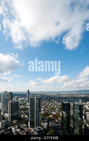 Blick auf die Wolkenkratzer im Finanzdistrikt wie gesehen von der Maintower, Frankfurt Am Main, Hessen Stockfoto